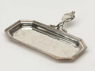 Stearinlyssnufferbrett, Board of Ordnance, ca. 1696 (brett, snuffer)