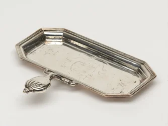 Stearinlyssnufferbrett, Board of Ordnance, ca. 1696 (brett, snuffer)