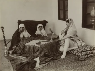 Damer som hviler i haremet, sent på 1800-tallet (foto av sølvalbumin)
