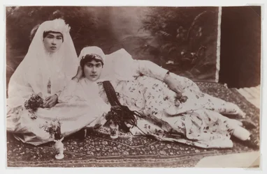 Kvinner poserer med buketter (sølvalbuminfoto)
