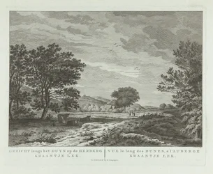 Sanddynelandskap med en vandrefamilie Utsikt langs sanddynen på vertshuset Kraantje Lek / Vue le long des dunes, a l'auberge Kraantje Lek (tittel på objekt)