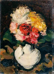 Bukett med blomster i en hvit vase