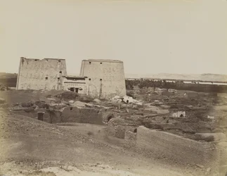 Edfu, utsikt over Pylon og Village