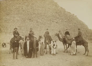 Familie av turister i Giza, Egypt