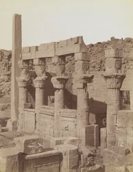Philae, utsikt fra nordøst av sørenden av West Colonnade og verandaen til Nectanebo ved Temple of Isis