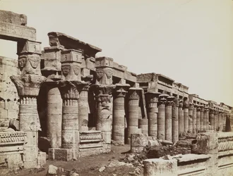 Philae, utsikt fra sørøst for West Colonnade ved Temple of Isis