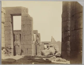 Ramesseum med statuen (foto av gelatinsølv)