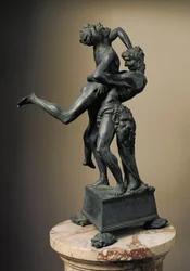 De tolv verkene til Hercules: "" Heracles (Hercules) Lift the Giant Ante"" Bronseskulptur av Antonio Benci kalt Le Pollaiolo (Pollaiuolo) (1431-1498) 1475 Dim. 45 cm Museo del Bargello, Firenze