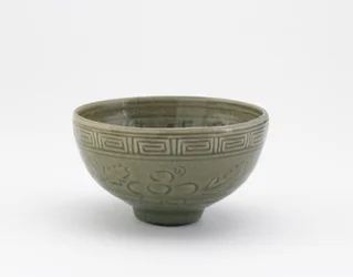 Serveringsskål i stil med Longquan ware, serveringsskål (hachi), tidlig på 1800-tallet (steintøy med celadon-glasur)