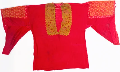 En brodert kjole av rød muslin (muslin)