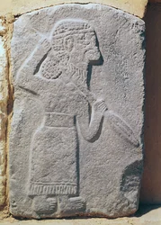 Orthostat som skildrer en soldat fra Kaparapalasset, kongen av Guzama, Tell Halaf, Syria (kalkstein)
