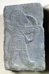 Orthostat som viser en bueskytter fra Kaparapalasset, kongen av Guzama, Tell Halaf, Syria (basalt)