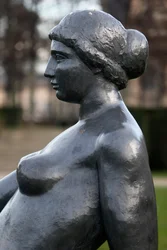 Jardin des tuileries, Aristide Maillol, liggende ung jente, bronse 1921, Detalj, Paris, Frankrike (bilde)