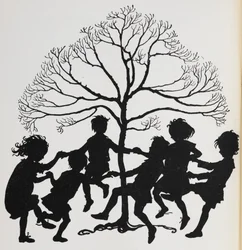 Silhuett av barn som danser rundt et tre.
