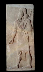 Mesopotamisk kunst (Assyria): Bevæpnet kriger fra gårdsplassen i palasset til den assyriske kong Sargon II (721 - 705 f.Kr.). Paris, Musée du Louvre