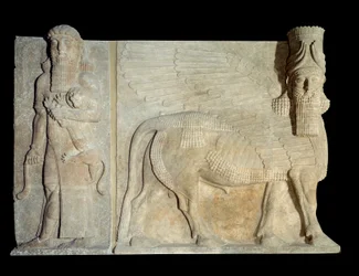 Art Mesopotamia (Assyria): gårdsplassen til palasset til kongen av Assyria Sargon II (721-705 f.Kr.): androcephal oksevinge med helter som mestrer en løve. Paris, Musée du Louvre