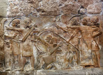 Assyriske hærbueskyttere som erobrer en befestet by, relieff fra Nimrud, ca. 865 f.Kr.