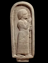 Basalt begravelsesstele til Si Gabbor-presten til måneguden. Arameisk gravskrift. 7. århundre f.Kr. Fra Syria. Paris, Louvre-museet