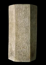 Sekskantet sylinder med innskriften Annalene til Esarhaddon, konge av Assyria, ca. 676 f.Kr.