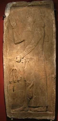 Prest med en gren av granatepletre. Detalj av et relieff fra palasset til den assyriske kong Sargon II, 722-705 f.Kr.