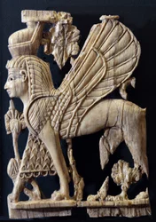 Bevinget griff med menneskeansikt, fønikisk møbeldekorasjon i elfenben, Nimrud, 800-700 f.Kr.