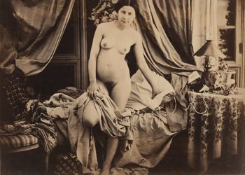 [Stående naken ved en seng], ca. 1854