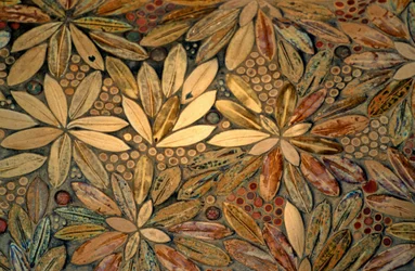 Overnatting, 25 bis rue Franklin, Paris 75016. Bygging 1903–1904, arkitektene Auguste (1874–1954) og Gustave (1876–1952) Perret. Fasaden er dekket med røde fliser med blomstermønstre inspirert av jugendstil.
