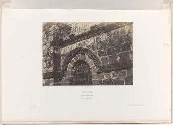 Detalj av et vindu i Den hellige gravs kirke, Jerusalem Jérusalem. Den hellige grav. Detaljer om fasaden (tittel på objekt)