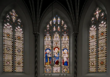 Apsis-vindu med døperen Johannes, jomfru og barn og evangelisten Johannes, 1841-42 (farget glass)