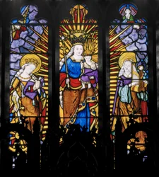 Sentralt vindu i apsis, Jomfru og barn med hellige, 1837 (farget glass)