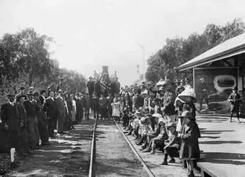 Et turnerende rekrutteringstog på jernbanestasjonen med noen av byens innbyggere (donor Queensland Recruiting Committee), Wallumbilla, Queensland, ca. 1916