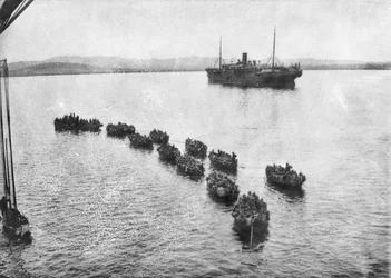 Australske tropper blir slept i land i lightere for å lande ved Anzac Cove, Gallipoli. I bakgrunnen er transportskipet, 1915