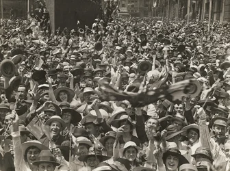 Folkemengde i Martin Place, Sydney, feirer nyheten om signeringen av våpenhvilen, 11. november 1918