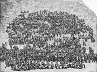 Gruppeportrett av alle de originale offiserene og mennene fra 11. bataljon, 3. brigade, AIF, 10. januar 1915