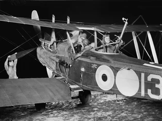 Løytnant (løytnant) Stanley George Brearley, pilot, og løytnant Robert Harold Taylor, observatør, av nr. 69 skvadron (australsk), Royal Flying Corps (RFC), starter ut for en nattbombeaksjon fra ha.