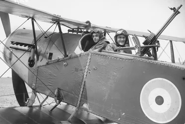Løytnant Brown (til venstre) og løytnant G Finlay (til høyre), fra Australian Flying Corps i en Bristol Fighter-maskin, ca. desember 1917