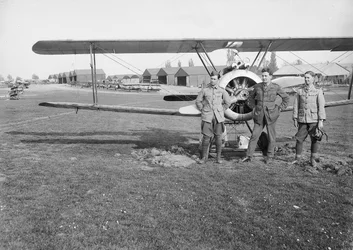 Løytnantene Jack Henry Weingarth (til venstre), Roy George Smallwood (i midten) og Vincent George Sheppard, fra nr. 4 skvadron, Australian Flying Corps, stående foran en av skvadronene Sopwith Camel