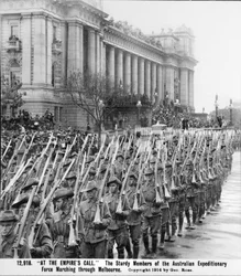 Menn fra AIF som marsjerer forbi parlamentshuset i Melbourne, Vic, deres rifler, med bajonetter festet, er over skuldrene, før de går ombord for utenlandstjeneste, ca. august 1914 