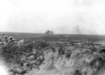 Observatører (til venstre) ser på australsk artilleri som beskyter tyskerne i Hindenburg-linjen 27. mai 1917