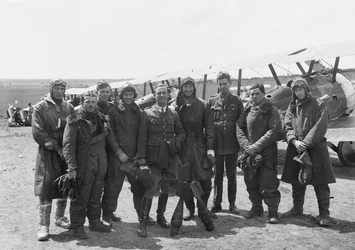 Offiserene til A Flight, No. 4 Squadron, Australian Flying Corps (AFC), i full flyveutstyr foran line-up av Sopwith Camel-fly, 16. juni 1918