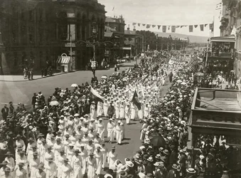 Kvinner som holder en fredsdagsmarsj langs King William Street, Adelaide, Sør-Australia, november 1918