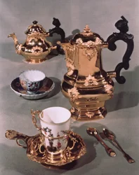 Tekanne, sukkerskål, sjokoladekanne og krus, fra en Meissen frokosttjeneste laget av Domanek, Wien, 1750 (porselen og gull)