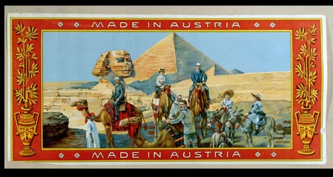 Turister ved pyramidene i Egypt, etikett fra en fez-eske, ca. 1914