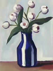 Hvite blomster i blå vase