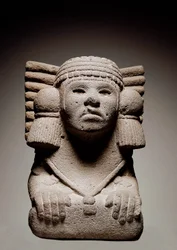 Aztekisk sivilisasjon: Steinstatue som forestiller den aztekiske vannguddommen Chalchiuhtlicue, også kalt Chalchiuhtlic. Hun er avbildet som en kvinne med bøyde knær og det tradisjonelle sjalet. Rundt 500. Fra Mexico. Steinskulptur. Madrid. Museum of