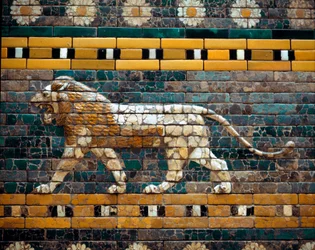 Utsikt over prosesjonsveien i Babylon i emaljerte fliser: gående løve, hellig dyr for Ishtar, den babylonske gudinnen for krig og kjærlighet. Fra Babylon (Irak) på kong Nebukadnesar IIs tid, 580 f.Kr. Pergamonmuseet, Berlin.