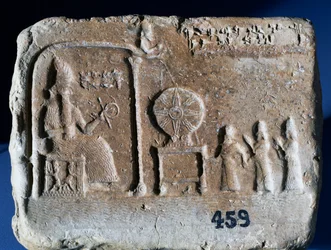 Votivtavle som viser Shamash, solguden fra Sippar, sittende i helligdommen sin, mens den babylonske kongen Nebopaliddin blir ført fram for guden av to figurer. Babylonsk kunst, 800-tallet f.Kr.