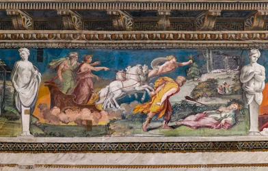 Procris spiddet av det aldri feilende spyd, Cephalus løper mot henne og Aurora og Titone på en vogn trukket av fire hester