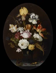Stilleben av blomster i en glassvase