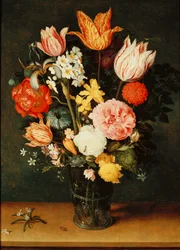 Tulipaner, roser og andre blomster i en glassvase